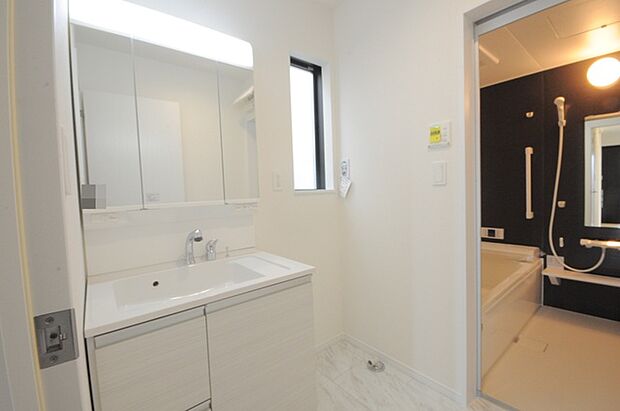 お出かけ前の身だしなみに一歩差がつく三面鏡。ミラー裏にはたっぷり収納もございます。