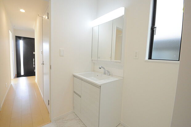 使い勝手の良い洗面台、窓があることで換気もしやすく清潔感のある空間を保てます。