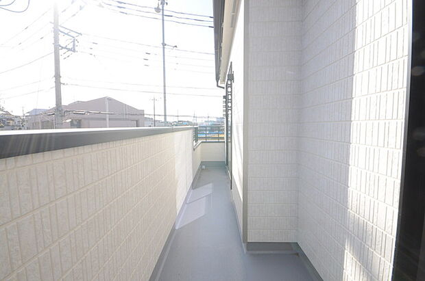 広めのバルコニーは風通しも良くお洗濯物もしっかりと干すことができます!