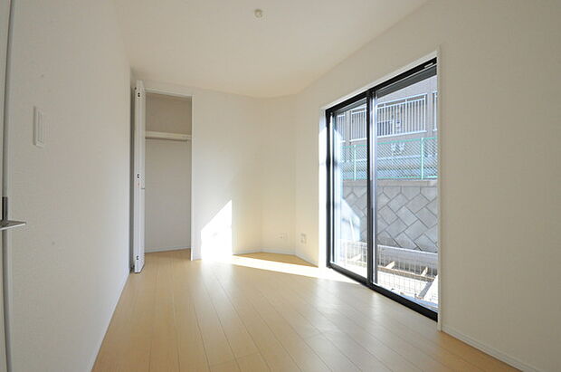 どんな家具にでも相性が良い清潔感ある白色調のクロスを採用。主張しすぎない配色、耐久性にも優れた床材は日々のメンテナンスも楽に、快適に過ごして頂けるよう考えられています。