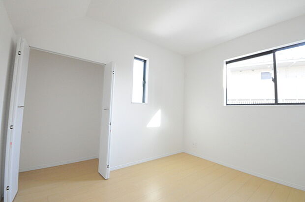 どんな家具にでも相性が良い清潔感ある白色調のクロスを採用。主張しすぎない配色、耐久性にも優れた床材は日々のメンテナンスも楽に、快適に過ごして頂けるよう考えられています。