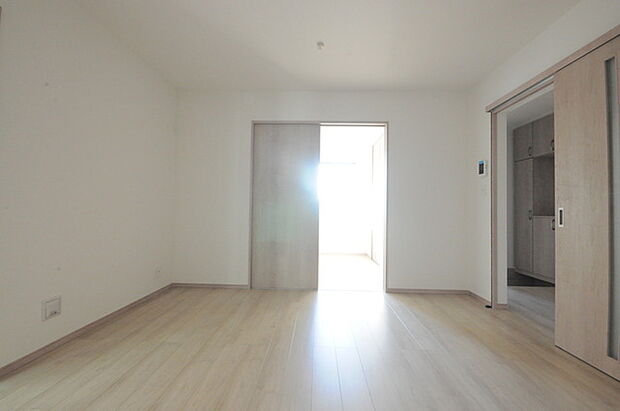 家族の集うリビングには色々な方向から光が差し込む設計に。家族のコミュニケーションが弾むスポットだから明るい雰囲気であってほしい。 