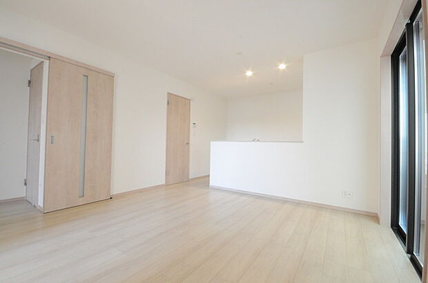 リビングにいる家族の顔が見渡せるカウンターキッチン。お料理もより一層おいしく、楽しく。食器棚を背面に設置しても十分な広さを確保しています。