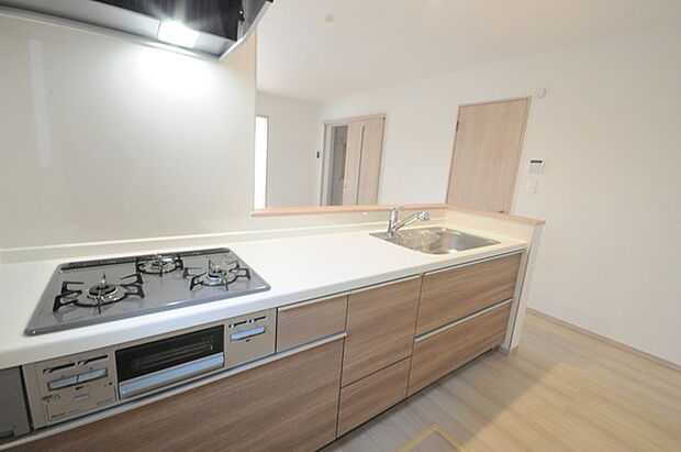 家族団欒のリビング。陽光差し込む食卓には家族の会話とスマイルが溢れます。いつまでもここで食卓を囲みたくなる、そう感じさせてくれるスペース。 