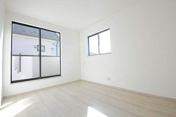 大きな開口部から明るい光が差し込む、日中の室内の明るさがこの部屋の魅力です。