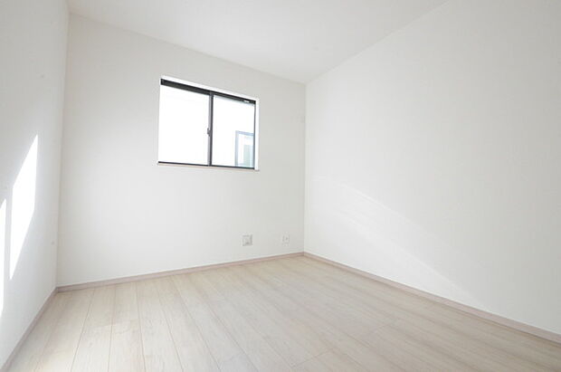 どんな家具にでも相性が良い清潔感ある白色調のクロスを採用。主張しすぎない配色、耐久性にも優れた床材は日々のメンテナンスも楽に、快適に過ごして頂けるよう考えられています。 