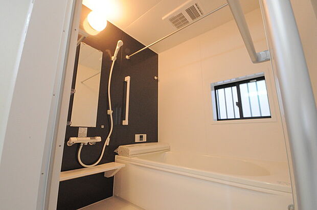 一緒にお風呂に入っている子供達の声がリビングまで聞こえてきそうな広々とした1坪バス 