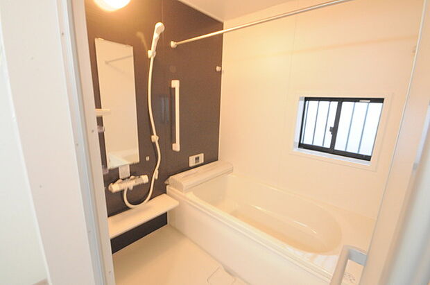 花粉や雨の日、寒い冬の時期に嬉しい浴室乾燥機。換気機能で入浴時に湿気を換気しカビの防止にもなります。  