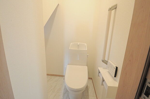 1.2階にそれぞれトレイがございます。朝の混雑時に分散して利用できるほか、ゲスト用としても使い分けることもできます。 