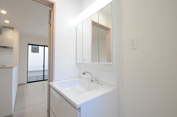 お出かけ前の身だしなみに一歩差がつく三面鏡。ミラー裏にはたっぷり収納もございます。