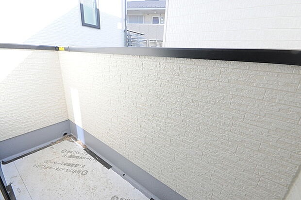 陽ざしが差込む明るいバルコニー。奥行きのあるバルコニーはお洗濯時に助かります。 