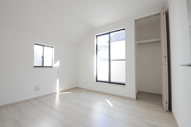 どんな家具にでも相性が良い清潔感ある白色調のクロスを採用。主張しすぎない配色、耐久性にも優れた床材は日々のメンテナンスも楽に、快適に過ごして頂けるよう考えられています。 