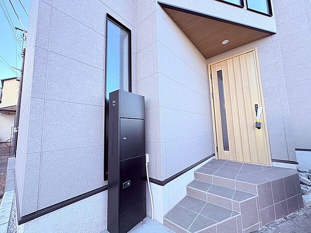 外出中で不在時や、在宅中でも手を離せない時に便利な宅配ボックス。お客様に代わって受け取れるので、暮らしにゆとりが生まれます。