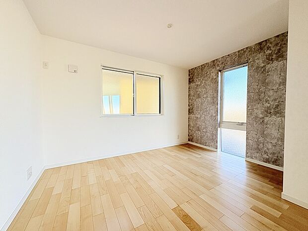 家族の集うリビングには色々な方向から光が差し込む設計に。家族のコミュニケーションが弾むスポットだから明るい雰囲気であってほしい。