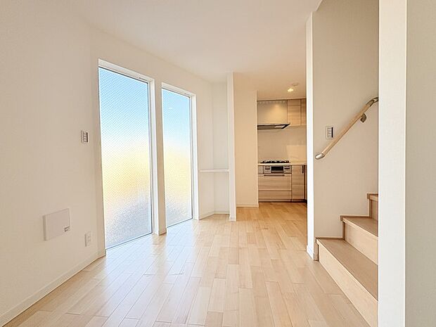 家族団欒のリビング。陽光差し込む食卓には家族の会話とスマイルが溢れます。いつまでもここで食卓を囲みたくなる、そう感じさせてくれるスペース。