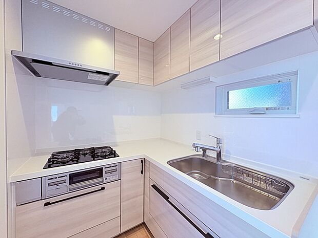 人工大理石を使用したシステムキッチン。永く傷つきにくく、お手入れもしやすい高機能性です。 