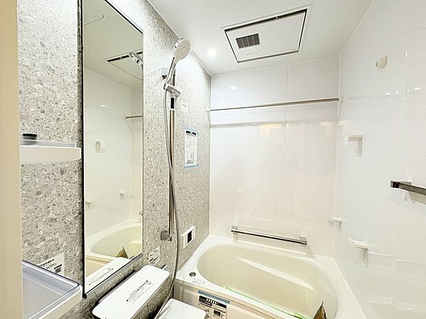 花粉や雨の日、寒い冬の時期に嬉しい浴室乾燥機。換気機能で入浴時に湿気を換気しカビの防止にもなります。  