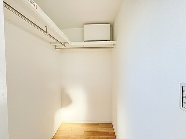 収納で悩む時間をなくしたい。家族の衣服が多くても頼もしいWIC（ウォークインクローゼット） 