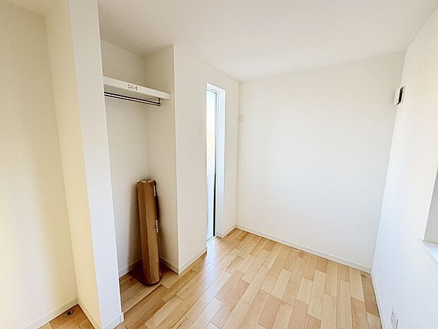 広々収納で、仕事着、普段着をまとめて収納できます。