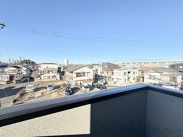 窓から眺める風景は一日の疲れを癒すヒーリングを奏でる、心地の良い時間を演出してくれます。室内も重要ですが、周りの環境もマイホーム選びの大事なポイント 