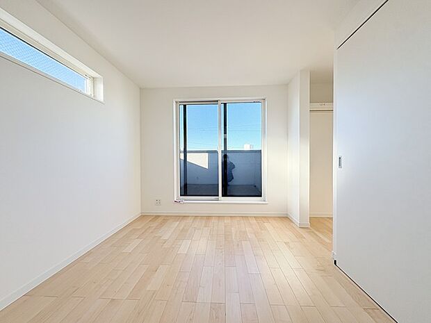 どんな家具にでも相性が良い清潔感ある白色調のクロスを採用。主張しすぎない配色、耐久性にも優れた床材は日々のメンテナンスも楽に、快適に過ごして頂けるよう考えられています。