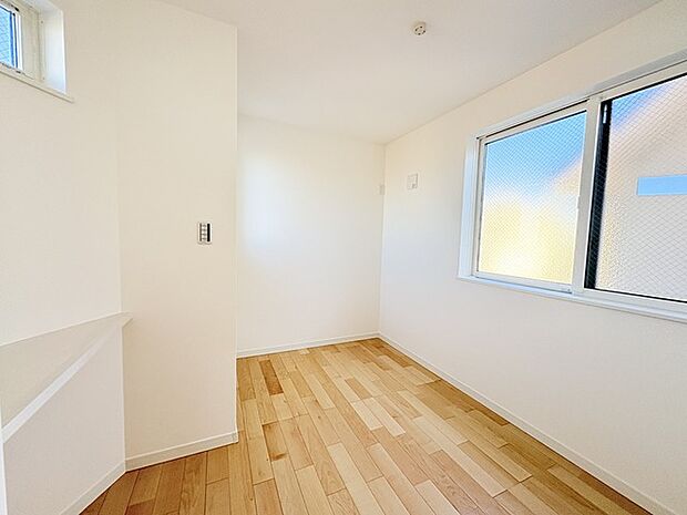 どんな家具にでも相性が良い清潔感ある白色調のクロスを採用。主張しすぎない配色、耐久性にも優れた床材は日々のメンテナンスも楽に、快適に過ごして頂けるよう考えられています。 