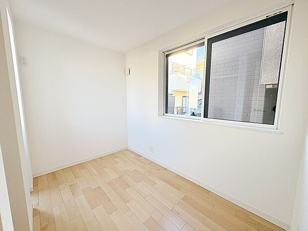 どんな家具にでも相性が良い清潔感ある白色調のクロスを採用。主張しすぎない配色、耐久性にも優れた床材は日々のメンテナンスも楽に、快適に過ごして頂けるよう考えられています。 