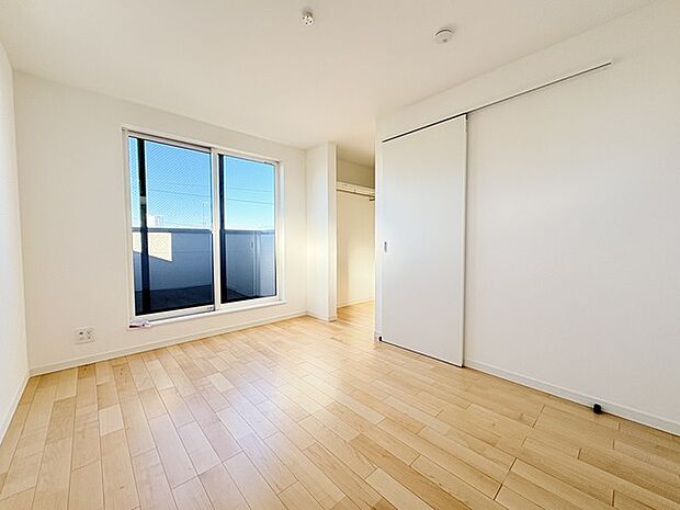 大きな開口部から明るい光が差し込む、日中の室内の明るさがこの部屋の魅力です。