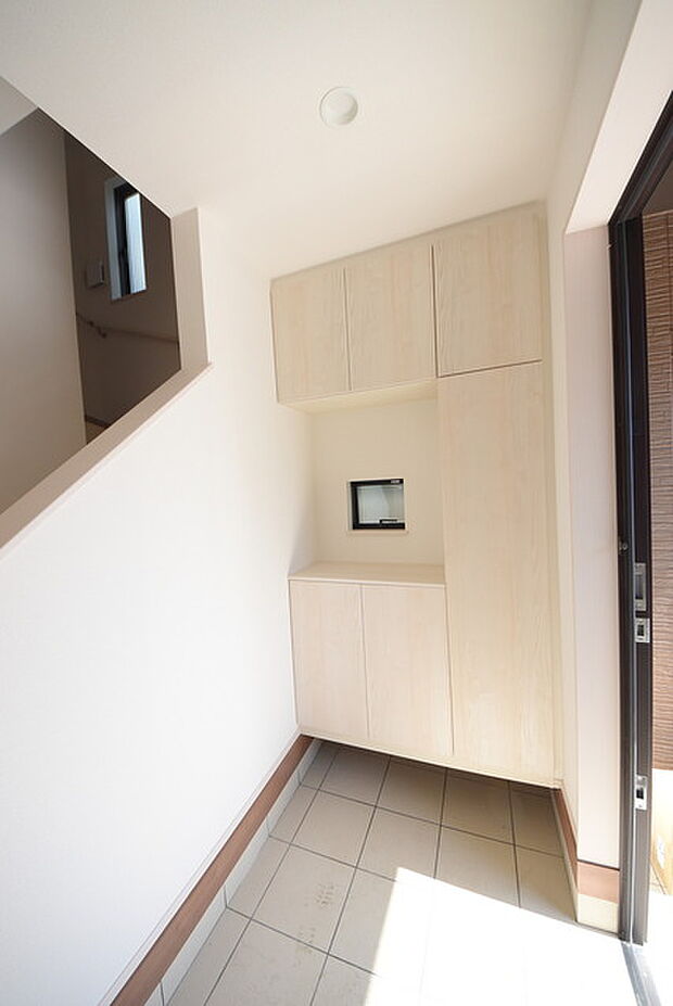 明るく開放的な玄関、靴の脱ぎ履きもしやすく、収納も豊富でご家族皆様の靴をスッキリ収納できます。