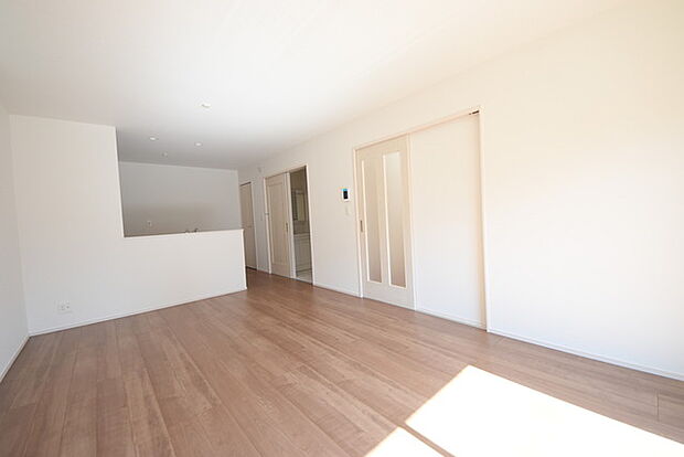 家族が一番集まる場所だから広々としつつも素敵な空間であって欲しい。皆がくつろぐリビングからキッチンまでが一つに繋がる空間。