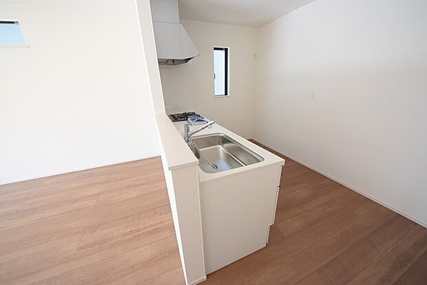 リビングにいる家族の顔が見渡せるカウンターキッチン。お料理もより一層おいしく、楽しく。食器棚を背面に設置しても十分な広さを確保しています。 