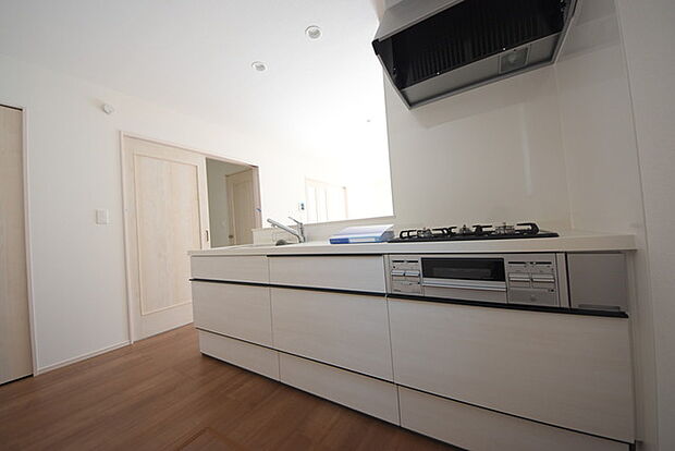 リビングにいる家族の顔が見渡せるカウンターキッチン。お料理もより一層おいしく、楽しく。食器棚を背面に設置しても十分な広さを確保しています。 