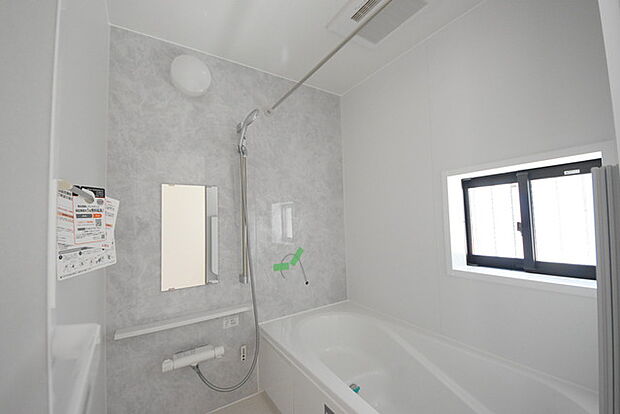 一緒にお風呂に入っている子供達の声がリビングまで聞こえてきそうな広々とした1坪バス 