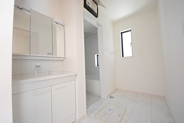 ゆとりの洗面スペースで朝の身支度もスムーズに行えます。 