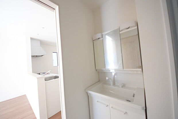 お出かけ前の身だしなみに一歩差がつく三面鏡。ミラー裏にはたっぷり収納もございます。