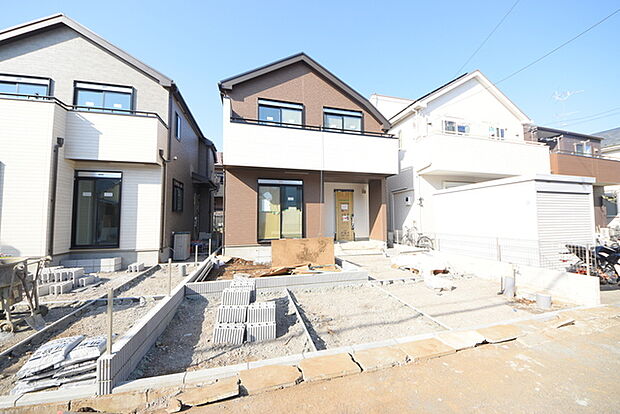 戸建てが立ち並ぶ静かな住宅街。四季折々の移り変わりを感じながら自然と楽しみ、暮らす、そんな毎日を日々の中で感じられる住環境 