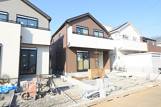 南道路に面しており日中もたくさんの陽が入ります。風通りや周辺環境など実際に現地にてご確認ください。 