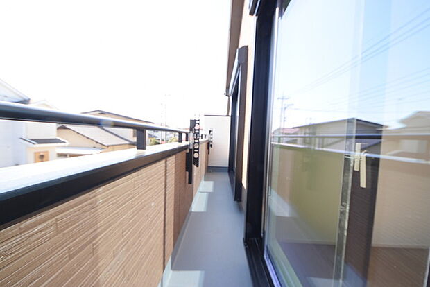 陽ざしが差込む明るいバルコニー。奥行きのあるバルコニーはお洗濯時に助かります。 