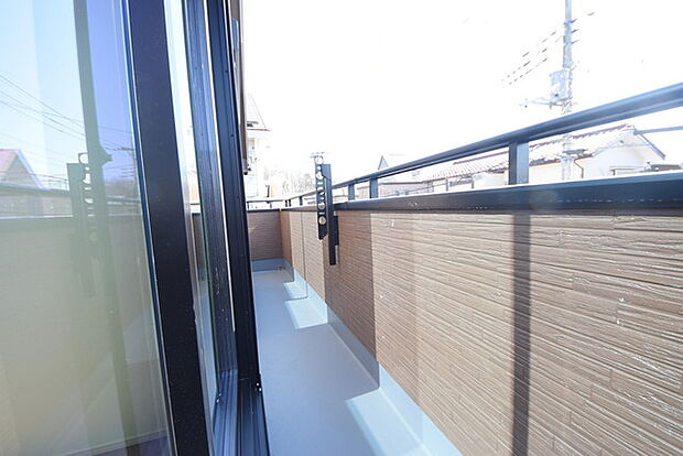 陽ざしが差込む明るいバルコニー。奥行きのあるバルコニーはお洗濯時に助かります。 