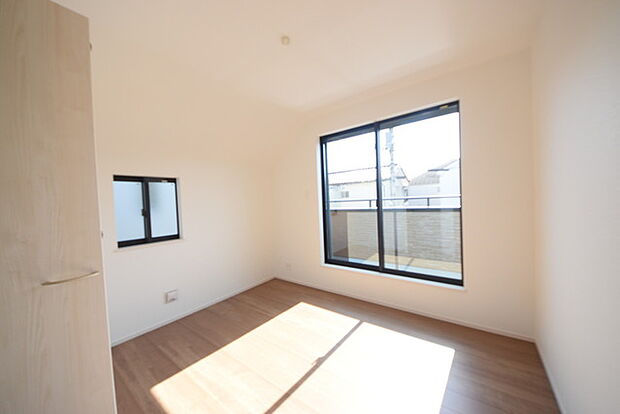 今からここを誰のお部屋にしようか、そんな洋室。大きさは5.25帖です。 