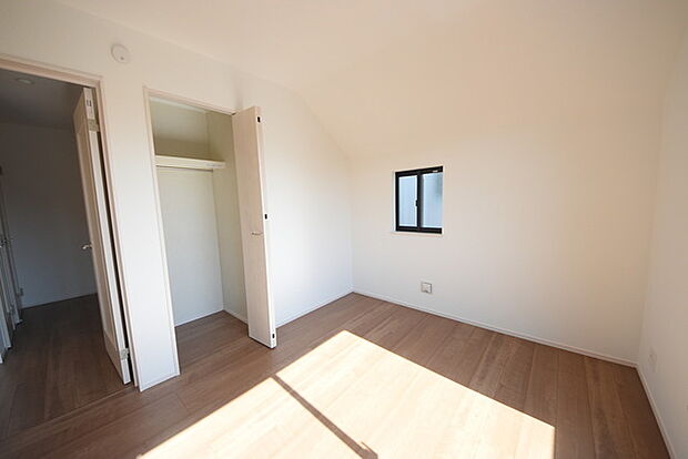 どんな家具にでも相案性が良い清潔感ある白色調のクロスを採用。主張しすぎない配色、耐久性にも優れた床材は日々のメンテナンスも楽に、快適に過ごして頂けるよう考えられています。 2階東南角部屋5.25帖