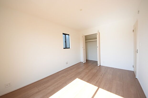 今からここを誰のお部屋にしようか、そんな洋室。大きさは7.31帖です。