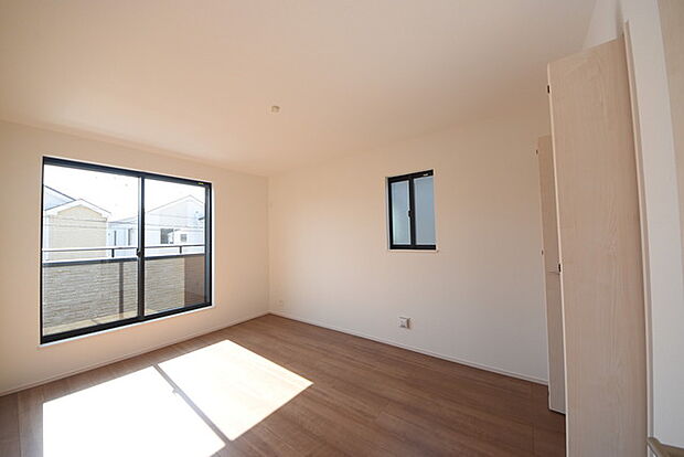 今からここを誰のお部屋にしようか、そんな洋室。大きさは7.31帖です。 