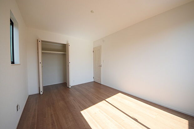 今からここを誰のお部屋にしようか、そんな洋室。大きさは7.31帖です。 