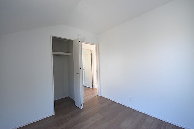 今からここを誰のお部屋にしようか、そんな洋室。大きさは4.87帖です。