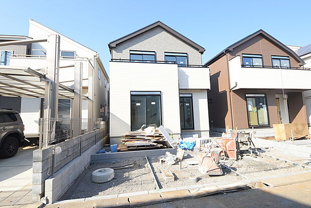 セカンドカーや来客時にも便利なカースペース2台分ございます。 