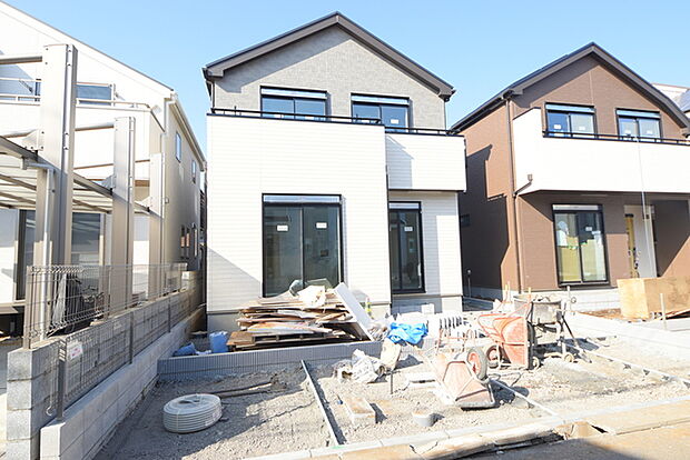 戸建てが立ち並ぶ静かな住宅街。四季折々の移り変わりを感じながら自然と楽しみ、暮らす、そんな毎日を日々の中で感じられる住環境 