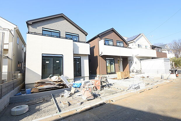 南道路に面しており日中もたくさんの陽が入ります。風通りや周辺環境など実際に現地にてご確認ください。 