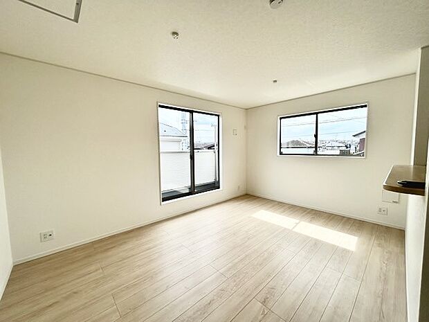 家族や友人、両親、親戚とこれから沢山の時間を紡ぐのだろう。そこを彩るのは窓から見える青い空、心地よい緑。そんなイメージが膨らむリビングスペース。