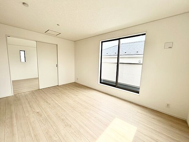 家族の集うリビングには色々な方向から光が差し込む設計に。家族のコミュニケーションが弾むスポットだから明るい雰囲気であってほしい。 